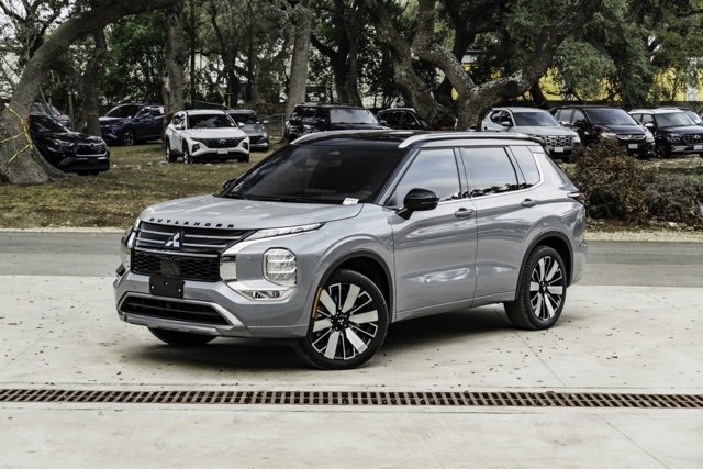 Used 2025 Mitsubishi Outlander SEL image 2
