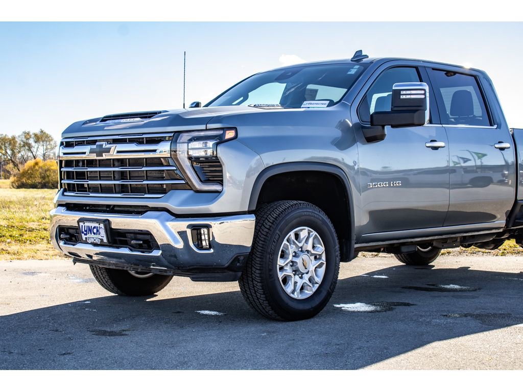 Used 2024 Chevrolet Silverado 3500 LTZ image 18