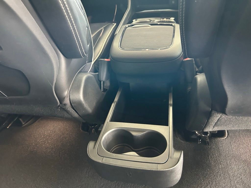 Used 2022 Chrysler Pacifica Limited w/ Uconnect Theater Family Group FWD image 33