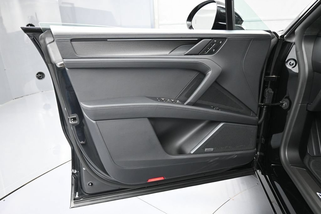 New 2026 Porsche Cayenne Turbo AWD/4WD image 15