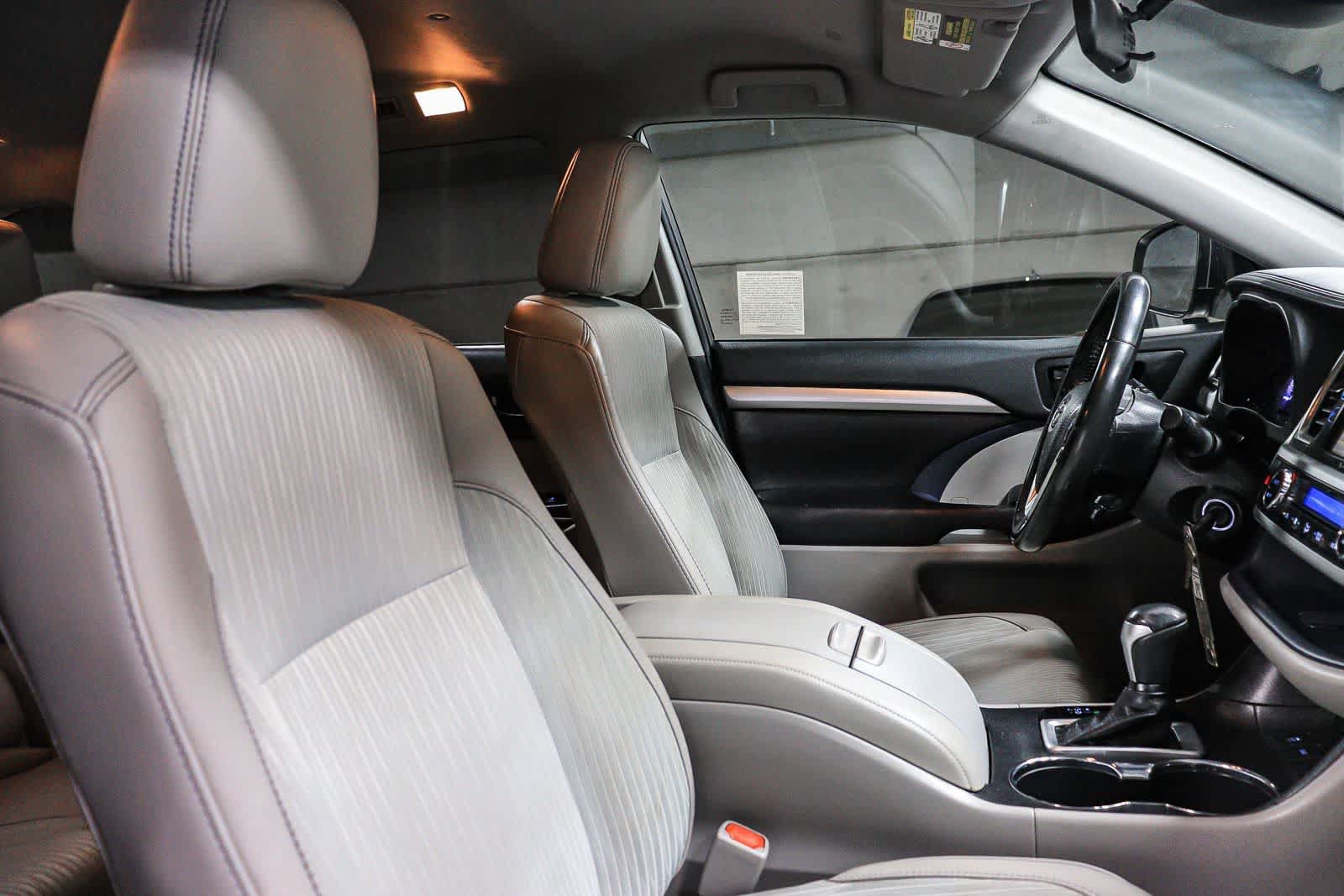 Certified 2019 Toyota Highlander Plus w/ Carpet Mat Package (TMS) FWD image 17