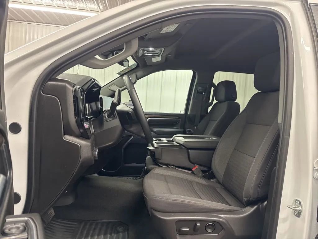 Used 2025 Chevrolet Silverado 2500 LT w/ Convenience Package image 9