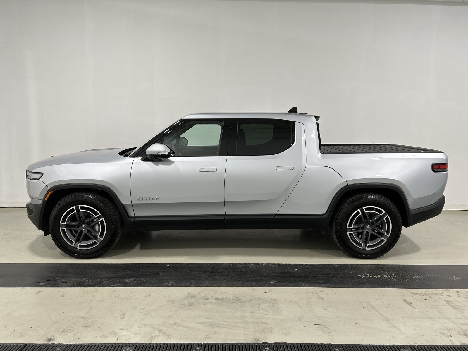 Used 2025 Rivian R1T Adventure Dual AWD/4WD image 2