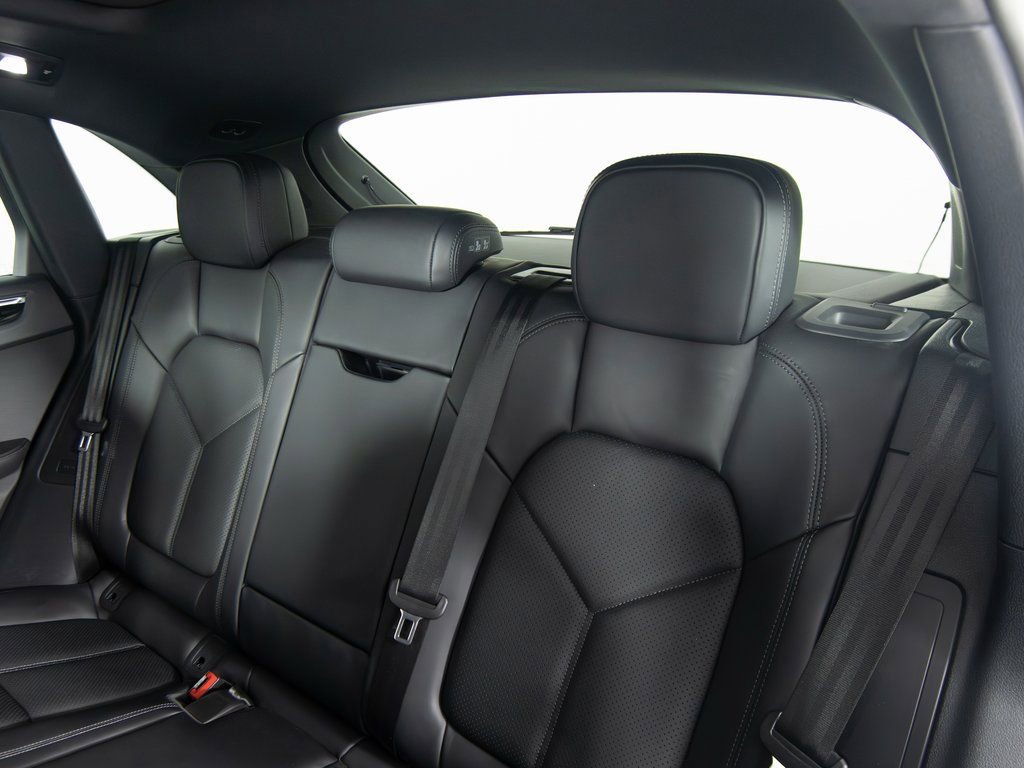 Certified 2025 Porsche Macan image 35