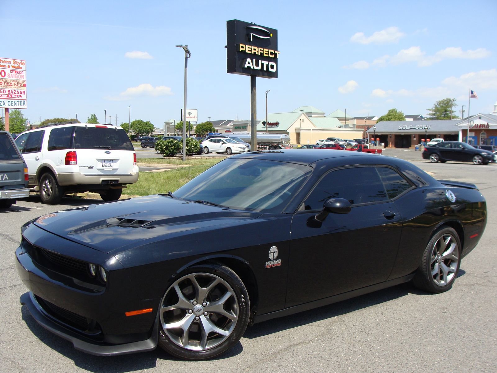 Used 2017 Dodge Challenger R/T w/ Driver Convenience Group RWD image 3