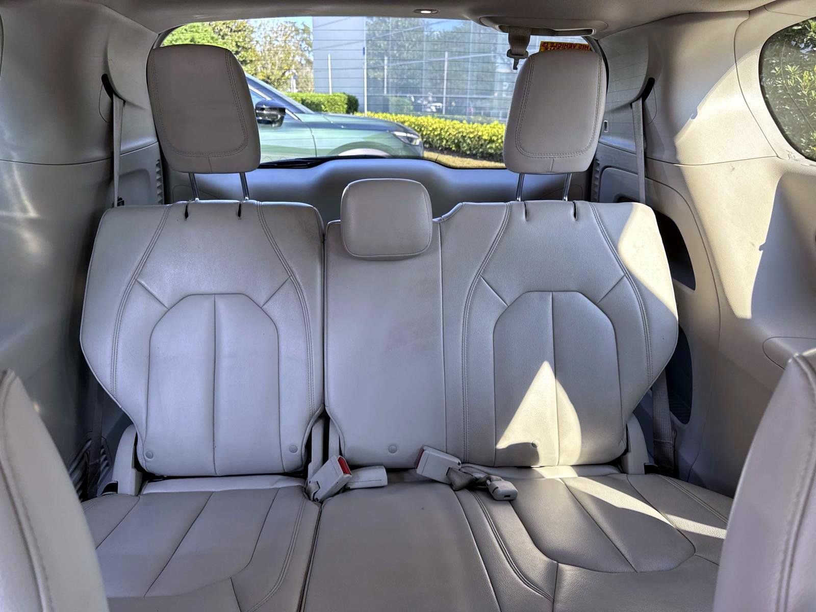 Used 2017 Chrysler Pacifica Touring-L image 18