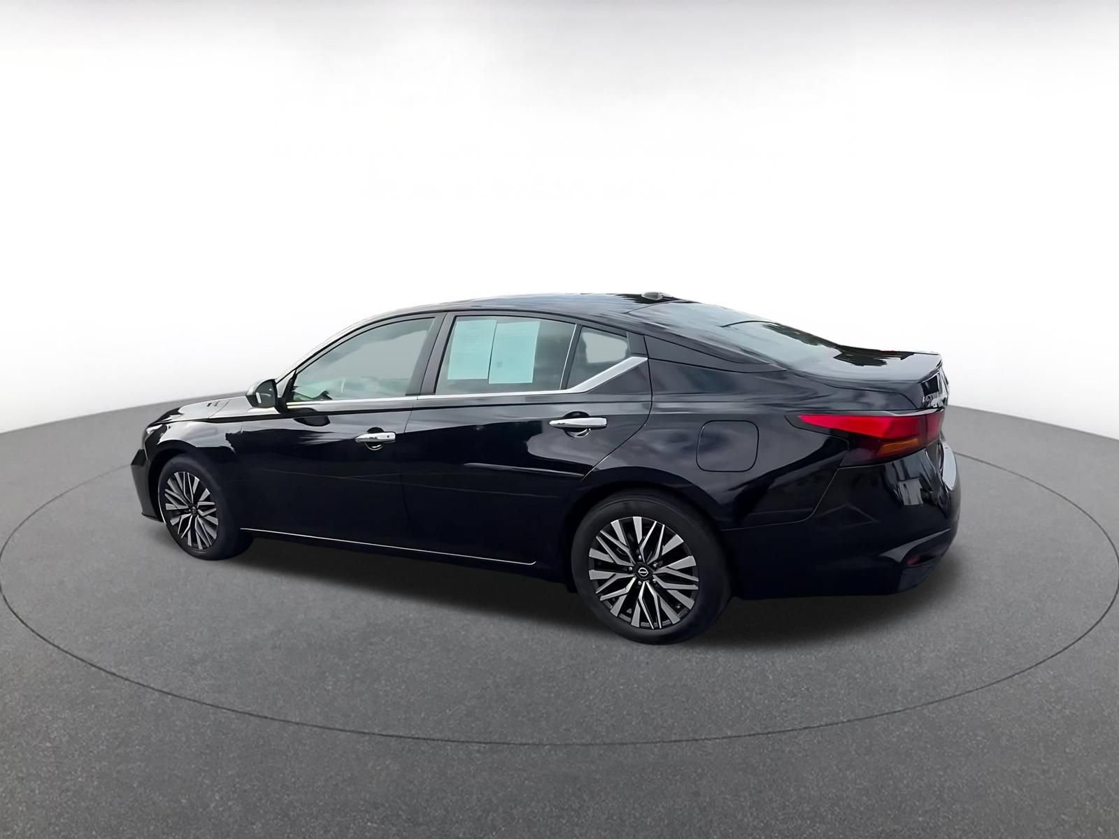 Used 2025 Nissan Altima 2.5 SV FWD image 10