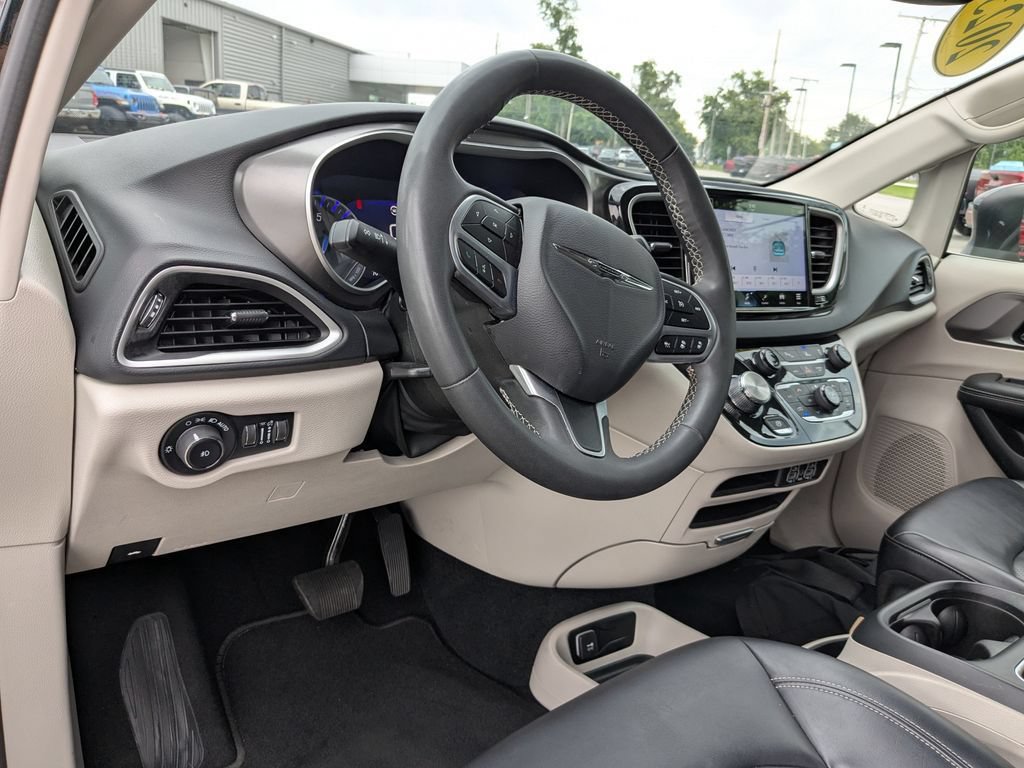 Used 2023 Chrysler Pacifica Touring-L FWD video 2