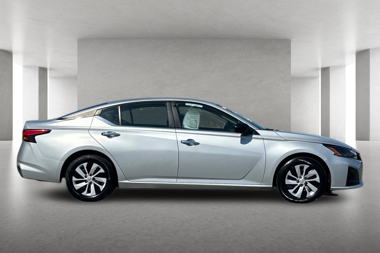 Used 2024 Nissan Altima 2.5 S FWD image 3