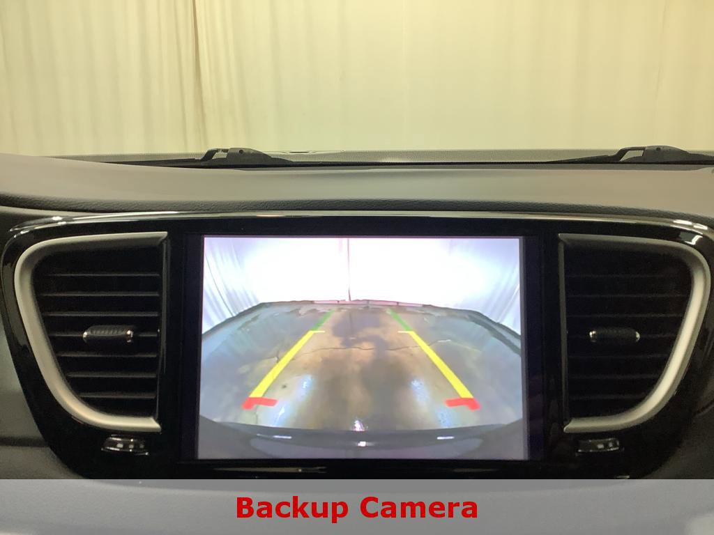 Used 2024 Chrysler Pacifica Touring-L image 21