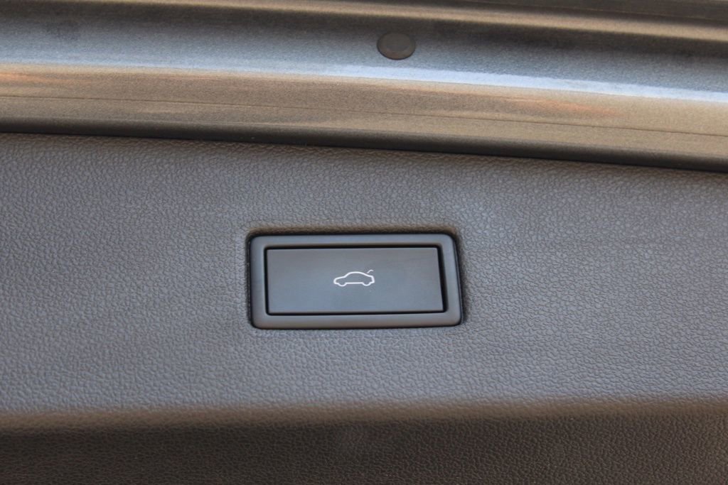 Used 2022 Volkswagen Tiguan SE R-Line image 12