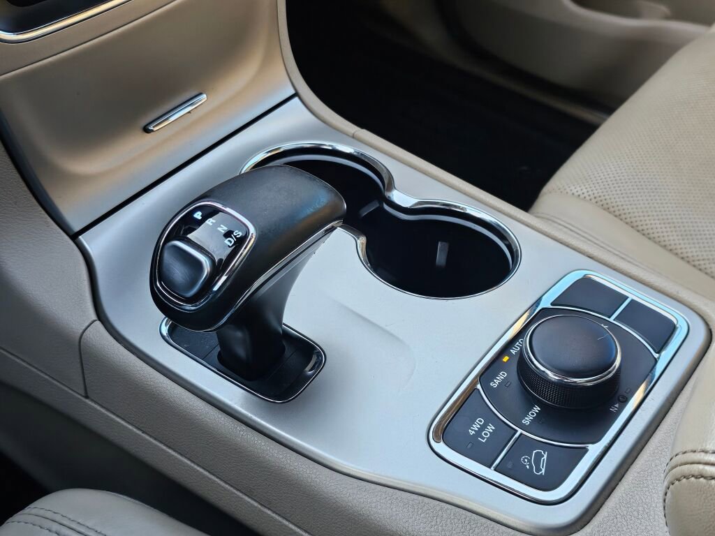 Used 2015 Jeep Grand Cherokee Limited w/ Luxury Group II image 25