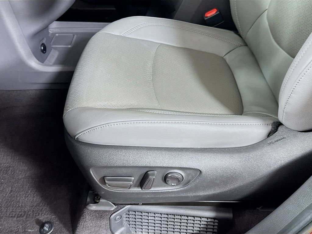 Used 2024 Toyota Sienna Limited image 23