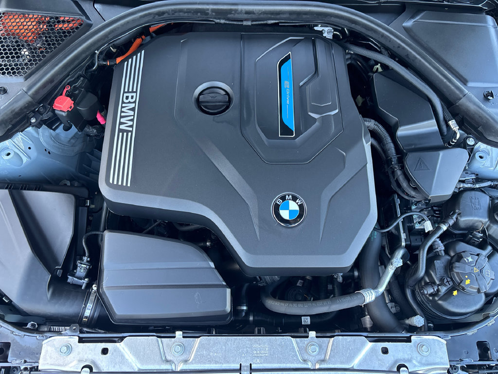 Used 2023 BMW 330e w/ M Sport Package RWD image 9