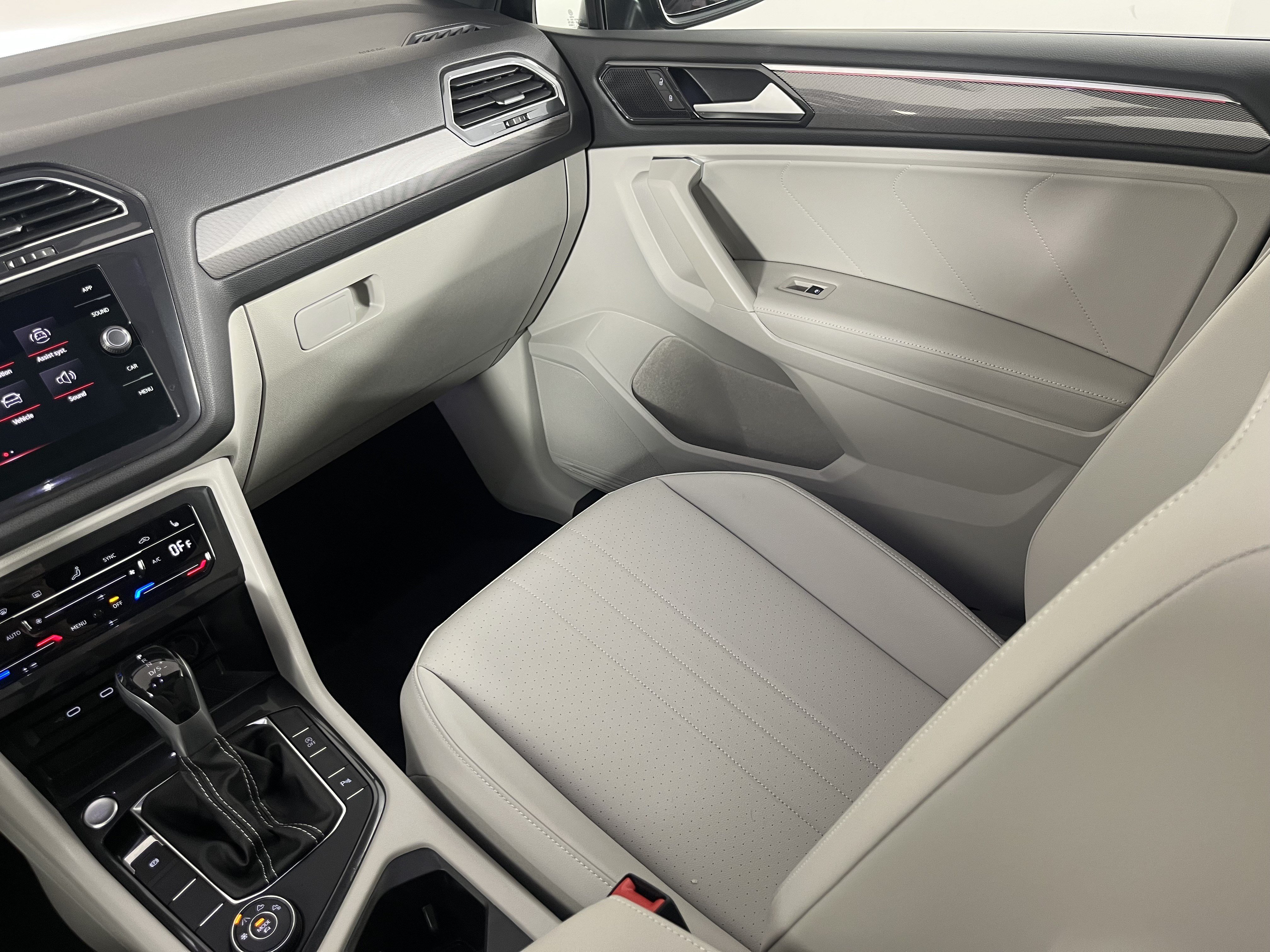 Used 2023 Volkswagen Tiguan SE R-Line AWD/4WD image 11