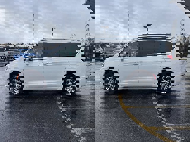 Used 2022 Chrysler Pacifica Touring-L image 2