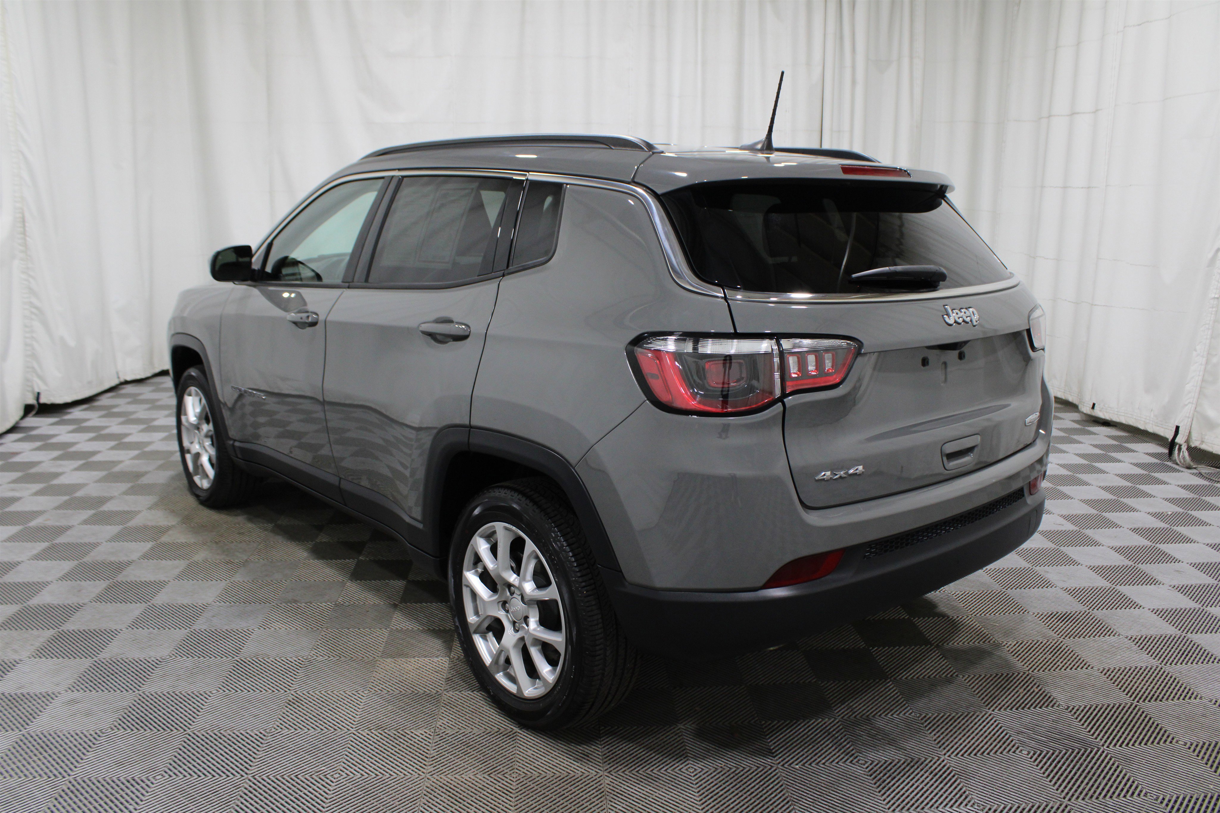 Used 2024 Jeep Compass Latitude image 36