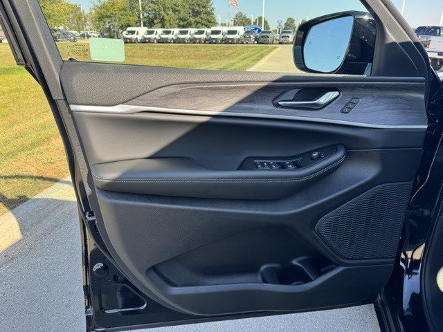 New 2025 Jeep Grand Cherokee Limited image 8