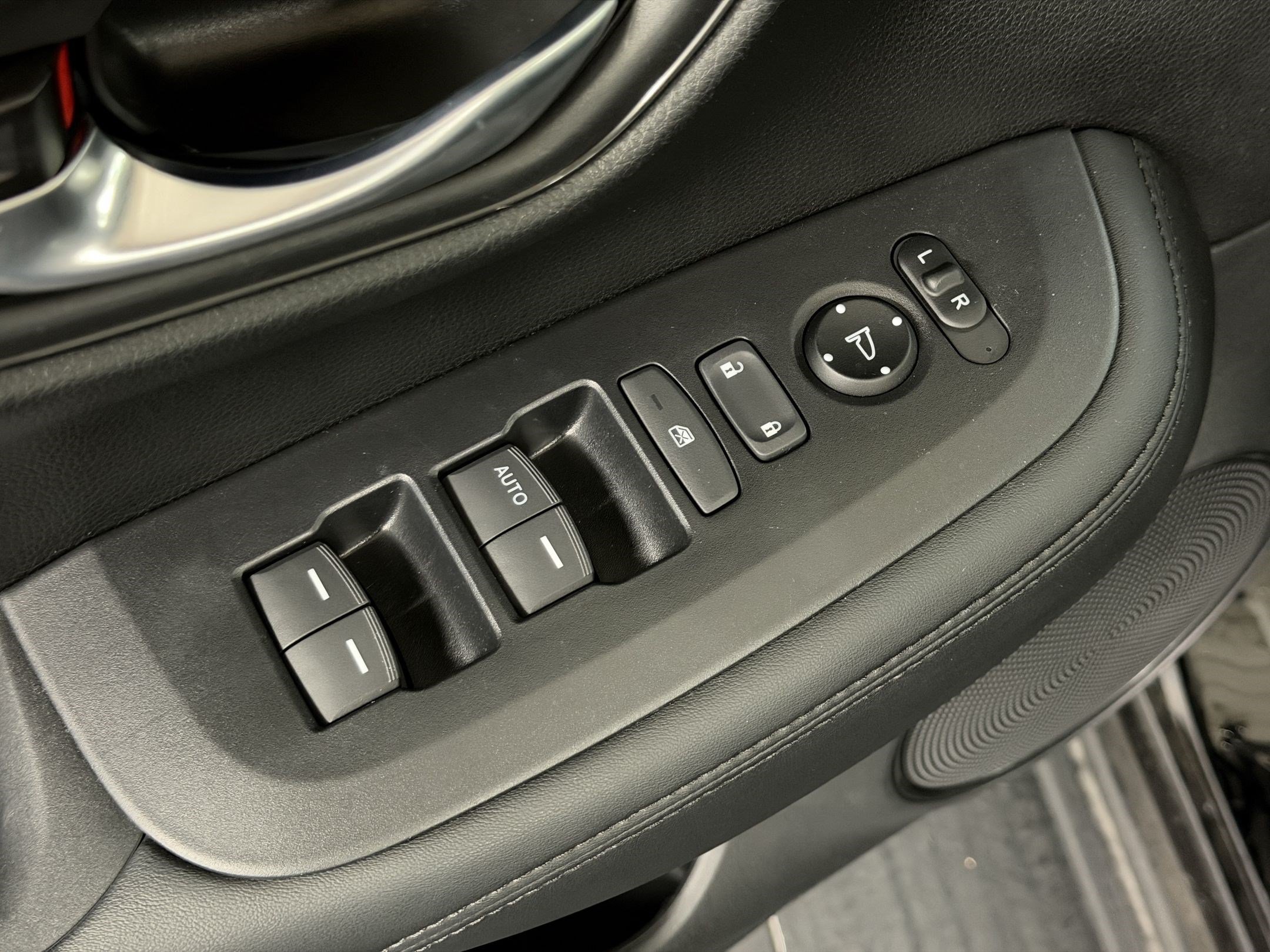 Certified 2025 Honda HR-V LX image 24