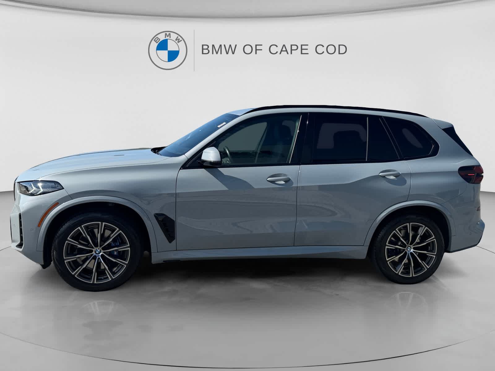 Used 2025 BMW X5 xDrive40i w/ M Sport Package AWD/4WD image 4