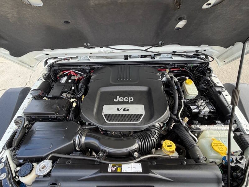 Used 2015 Jeep Wrangler Unlimited Sahara AWD/4WD image 18