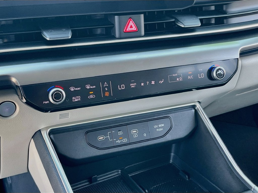 Used 2025 Kia Carnival SX w/ SX Dark Edition Package FWD image 15