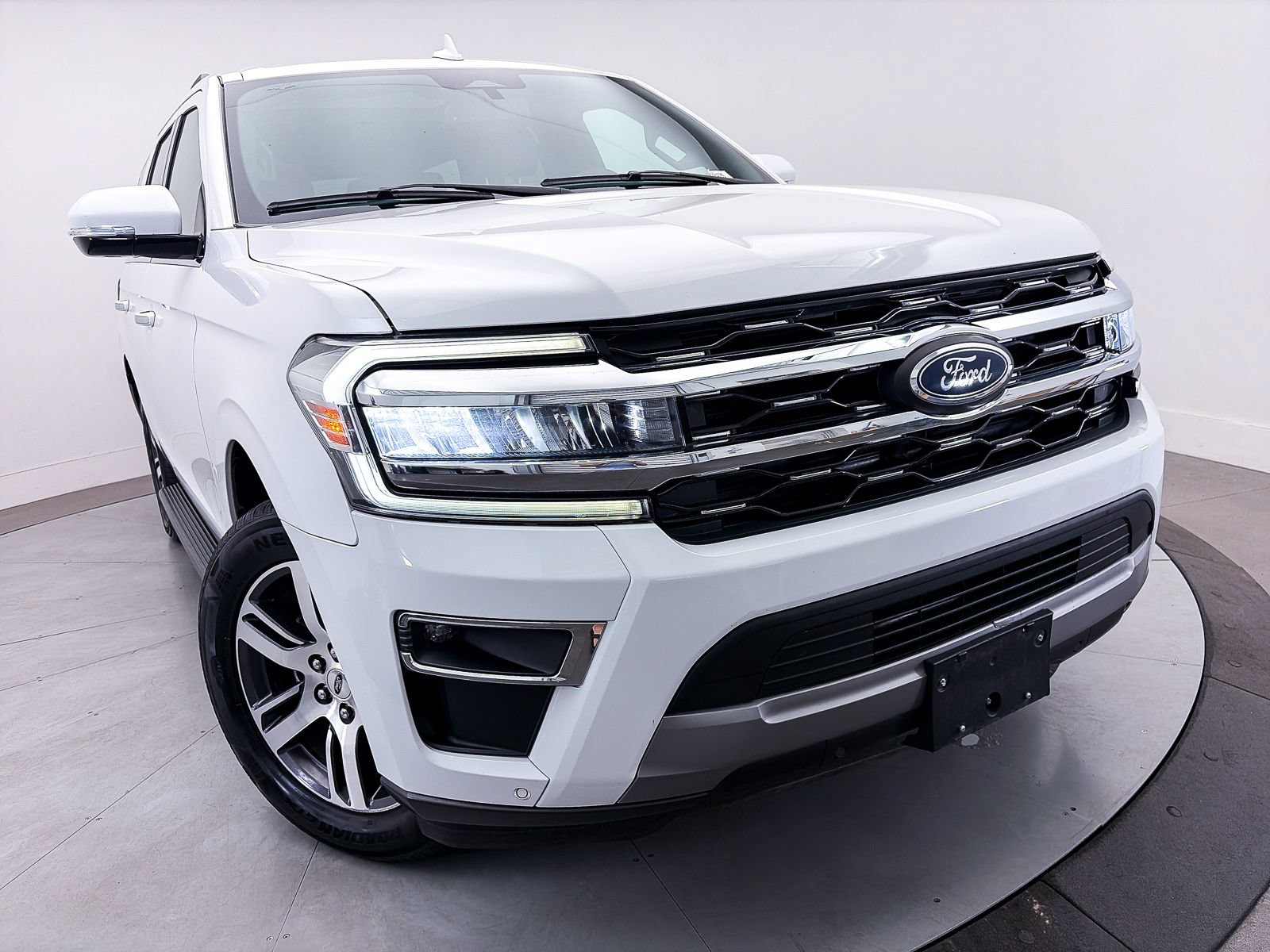Used 2024 Ford Expedition Limited AWD/4WD image 3