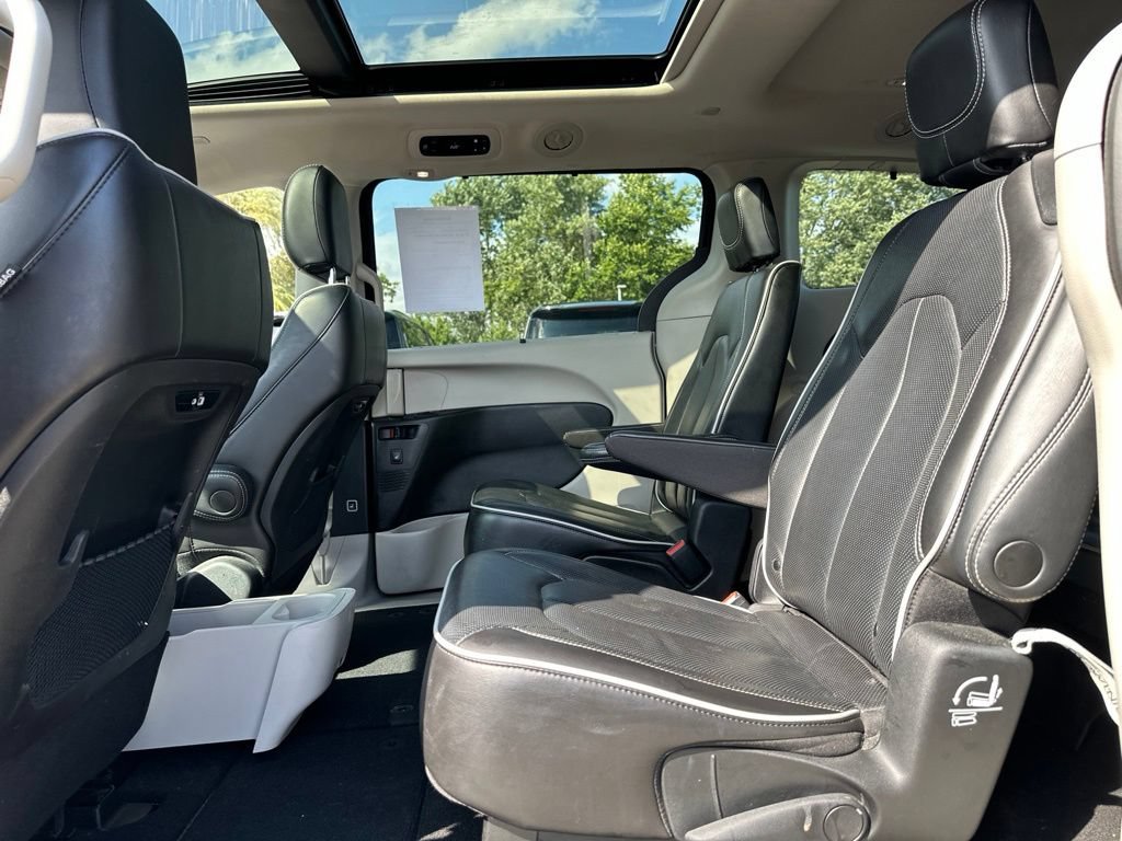 Used 2023 Chrysler Pacifica Limited FWD image 40