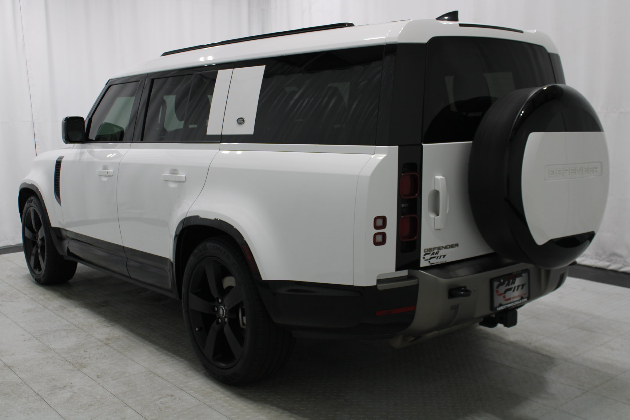 Used 2024 Land Rover Defender 130 X-Dynamic SE AWD/4WD image 8