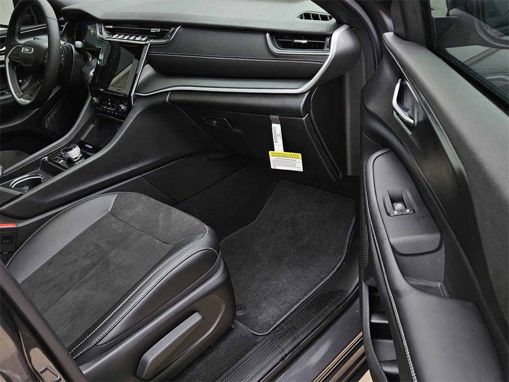New 2025 Jeep Grand Cherokee Altitude image 8