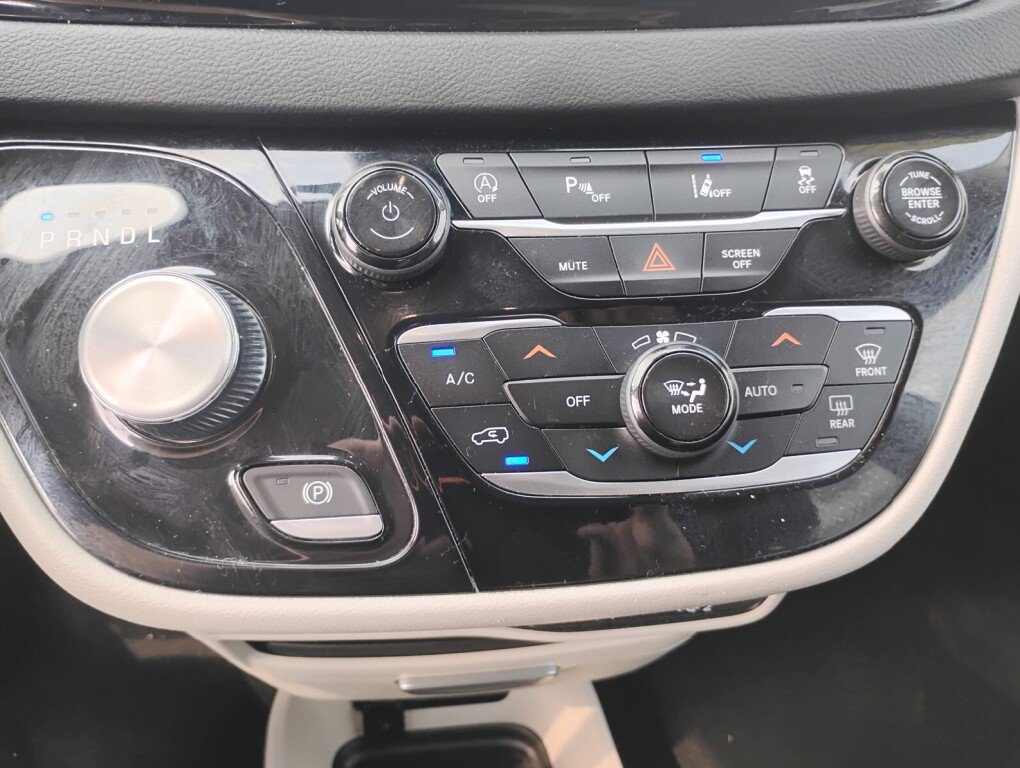 Used 2023 Chrysler Pacifica Touring-L FWD image 21