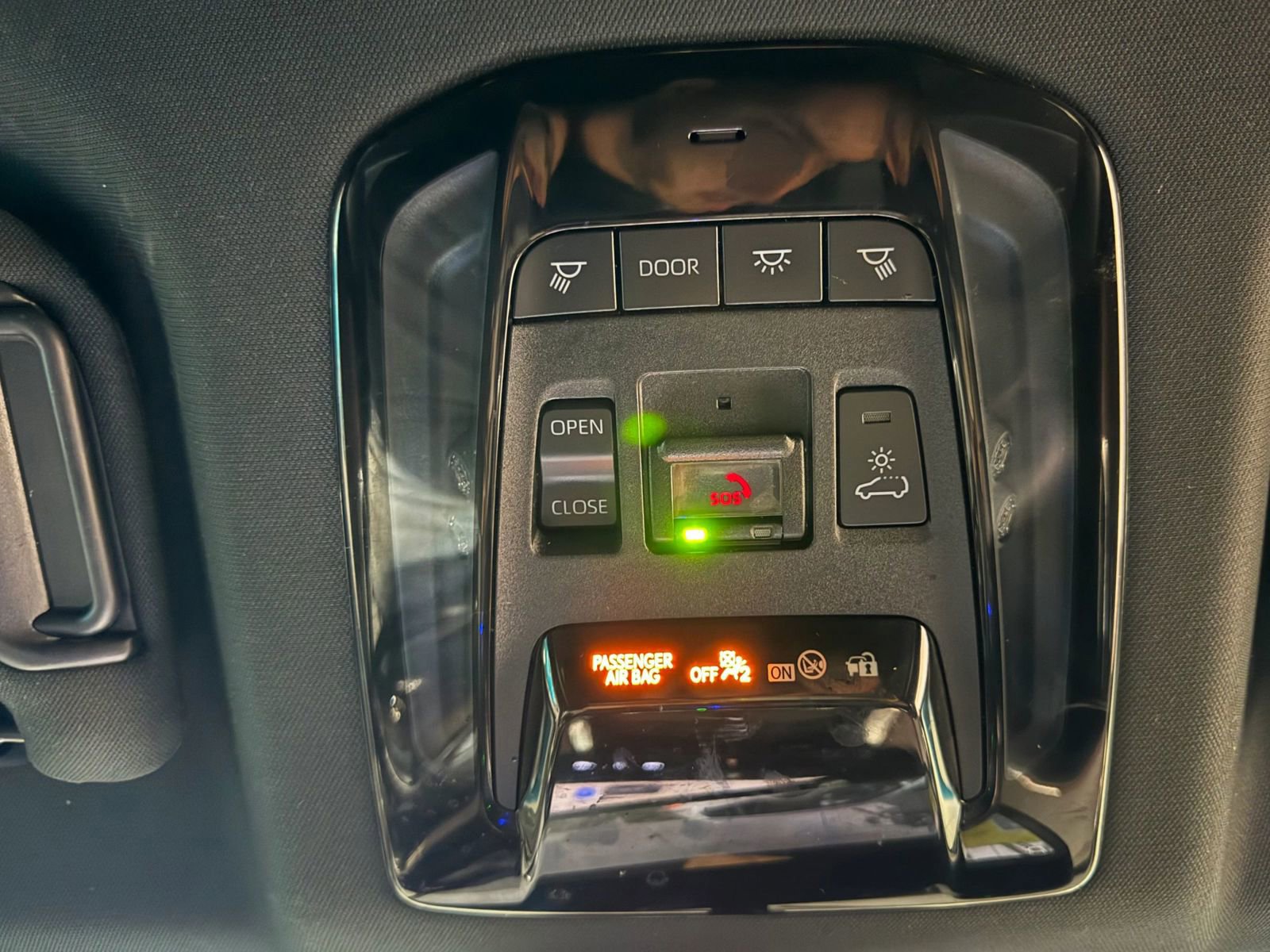 Used 2023 Toyota Venza Limited image 38