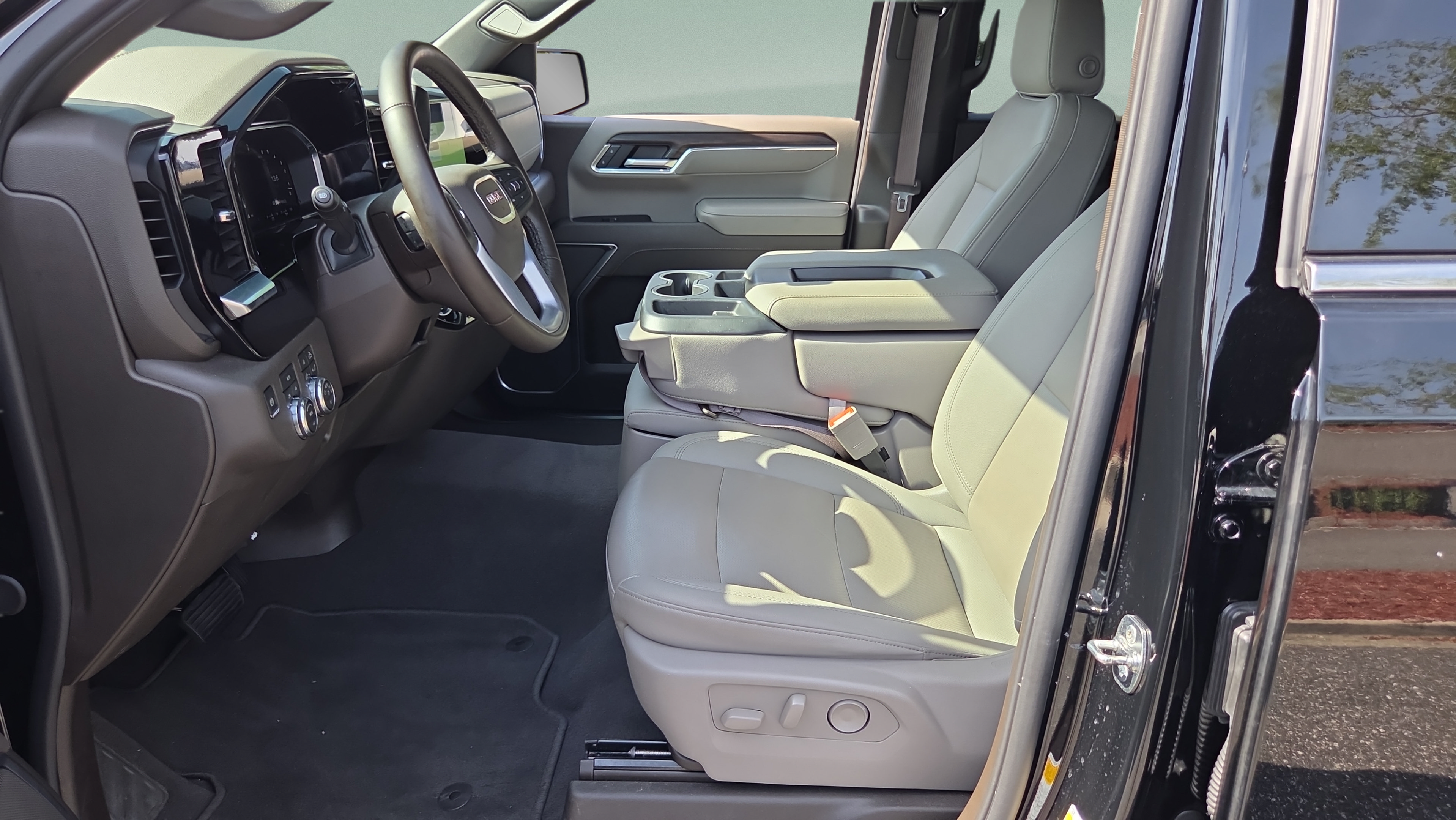 Used 2026 GMC Sierra 1500 SLT AWD/4WD image 9