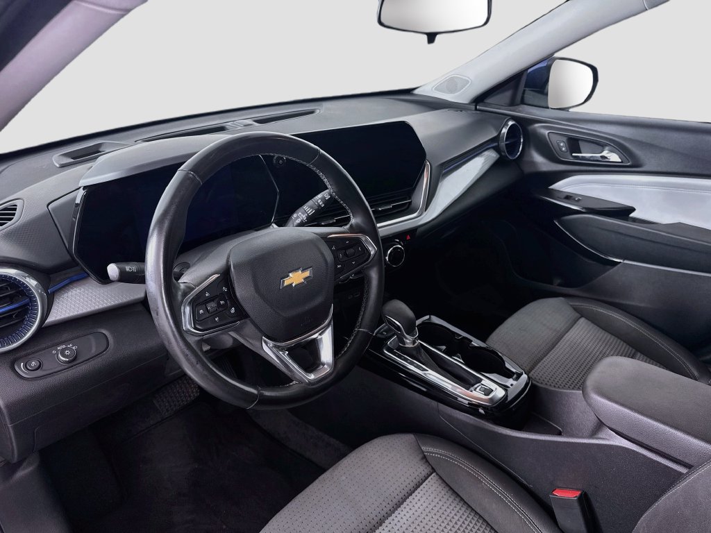 Used 2024 Chevrolet Trax LT w/ LT Convenience Package FWD image 9