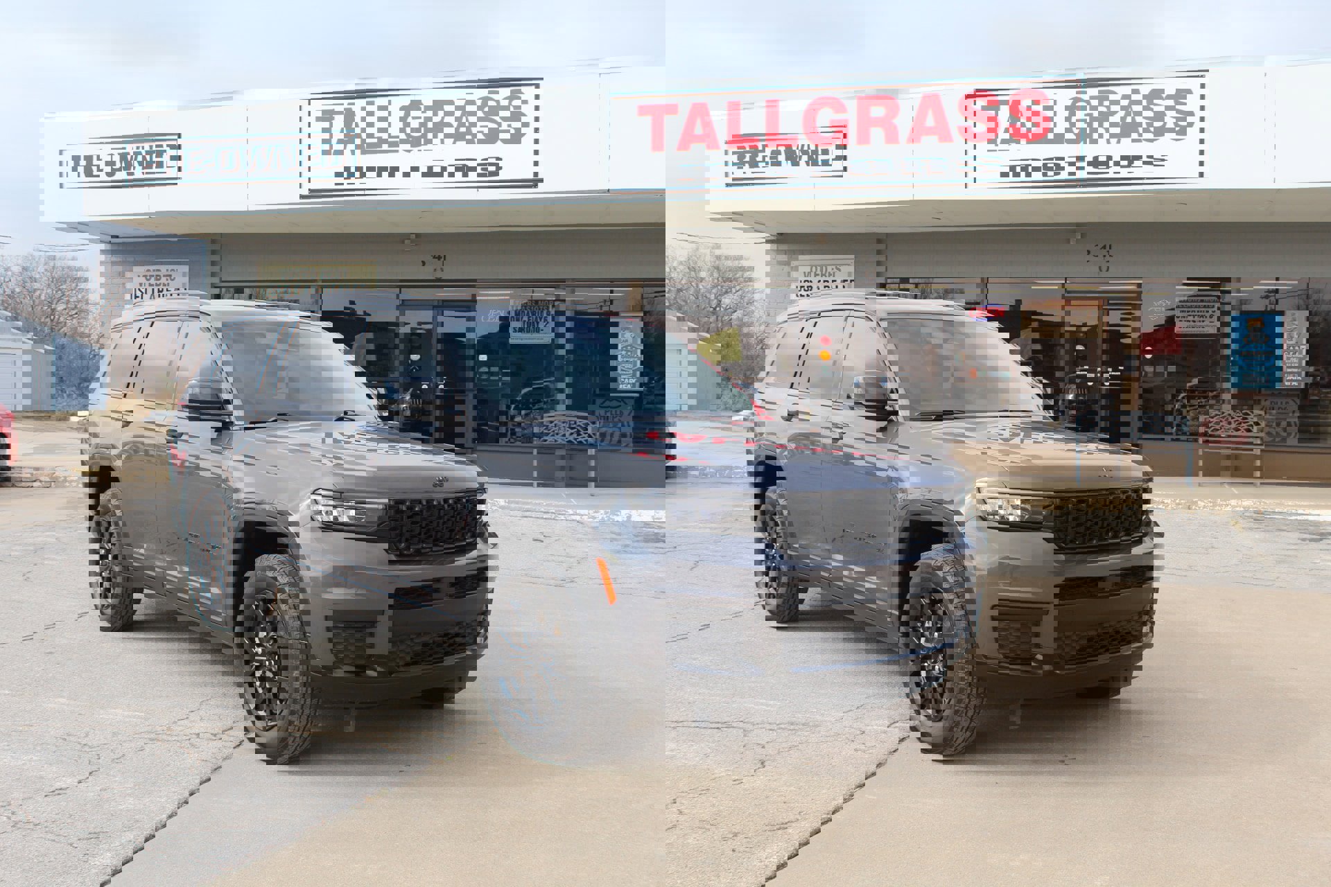 Used 2024 Jeep Grand Cherokee L Laredo image 1