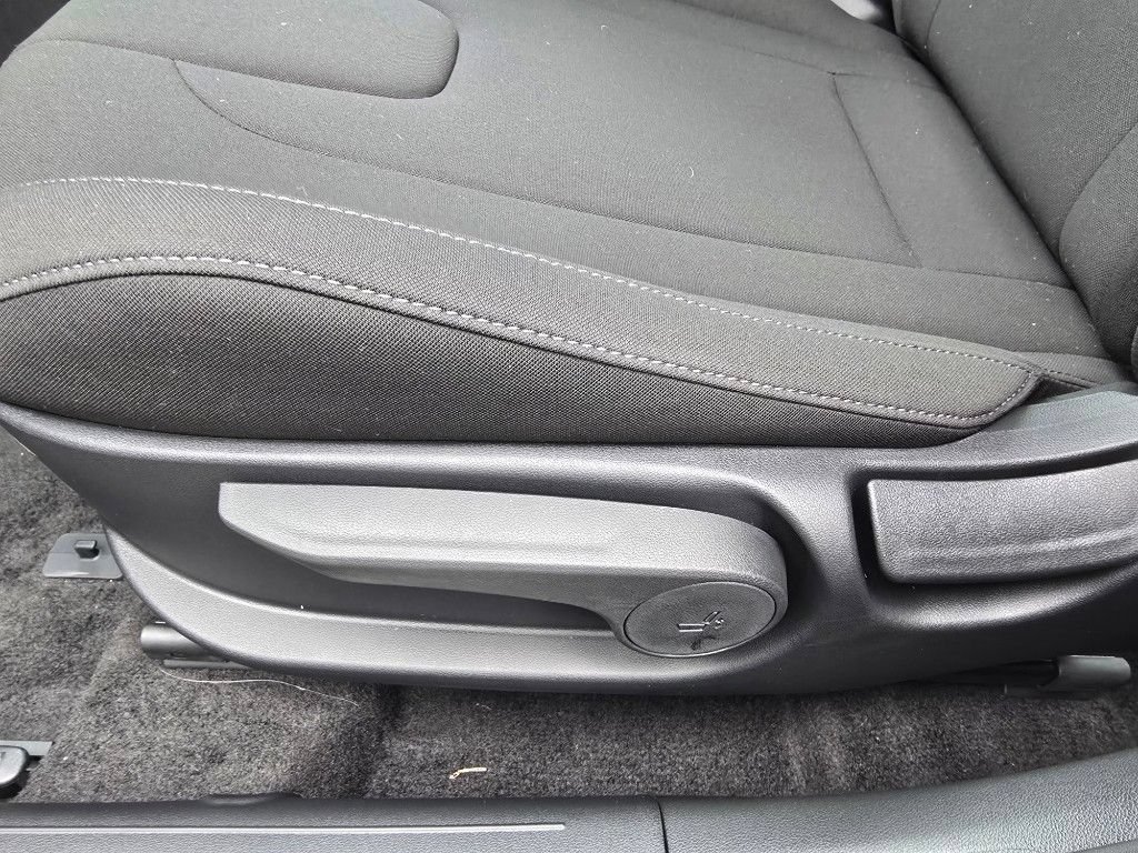 Used 2026 Hyundai Elantra Hybrid FWD image 17