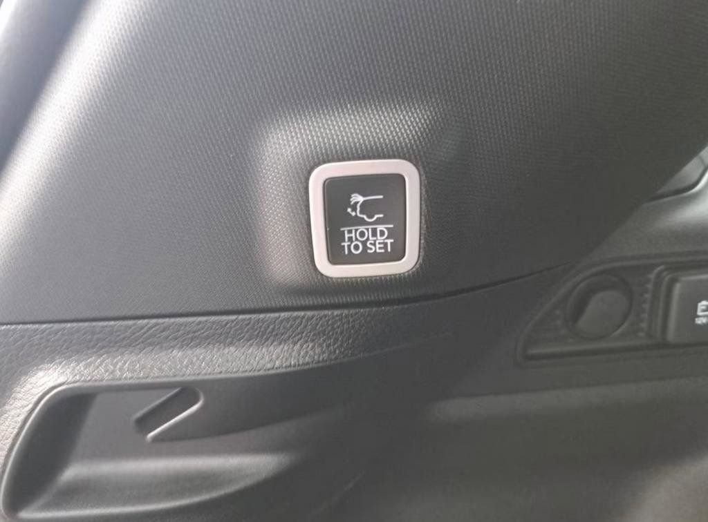 Used 2023 Jeep Grand Cherokee L Laredo image 9