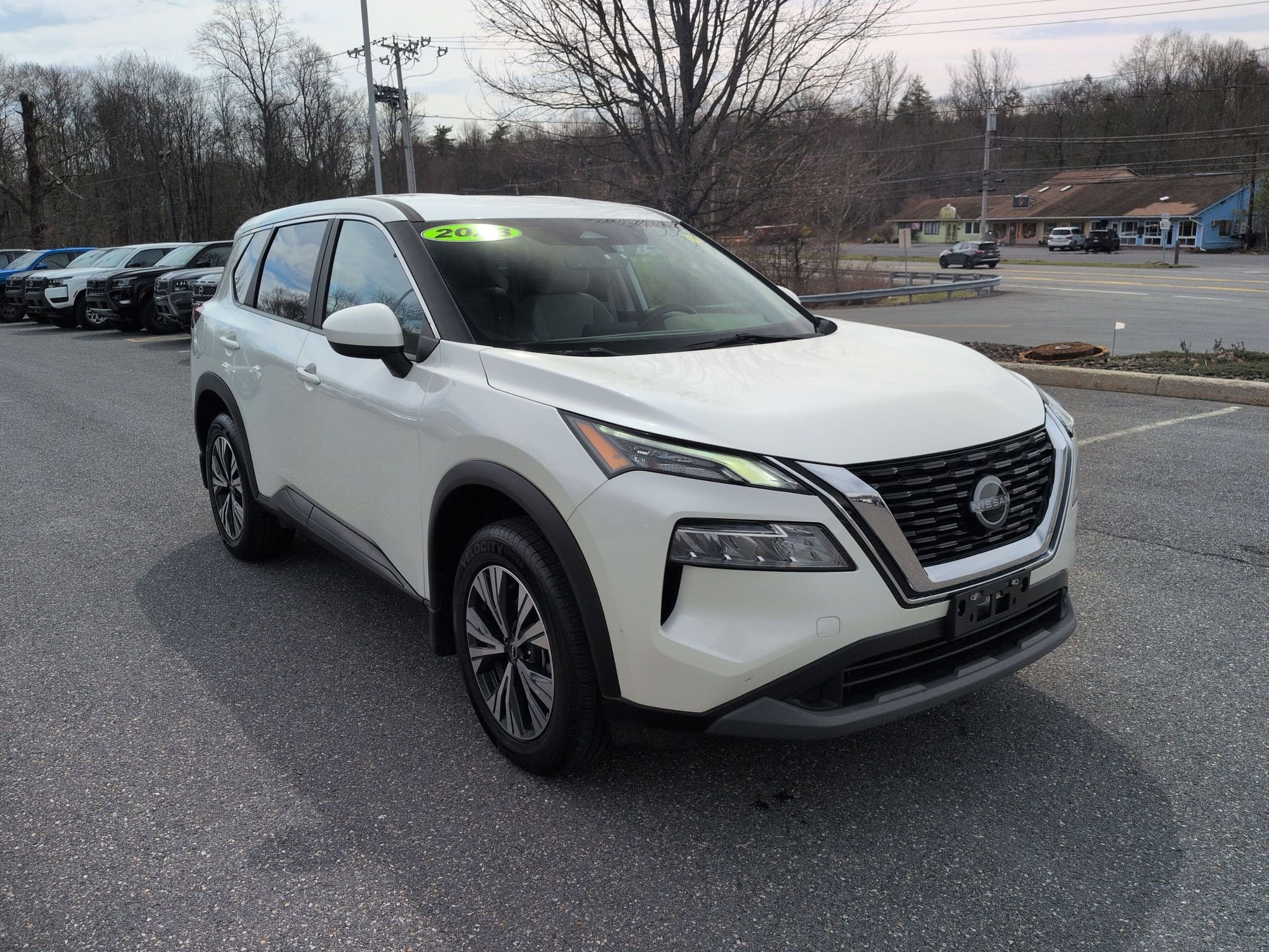 Used 2023 Nissan Rogue SV image 3