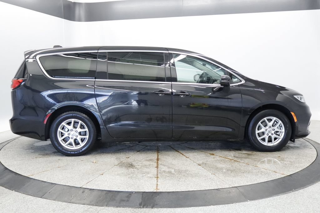 Certified 2023 Chrysler Pacifica Touring-L FWD image 8