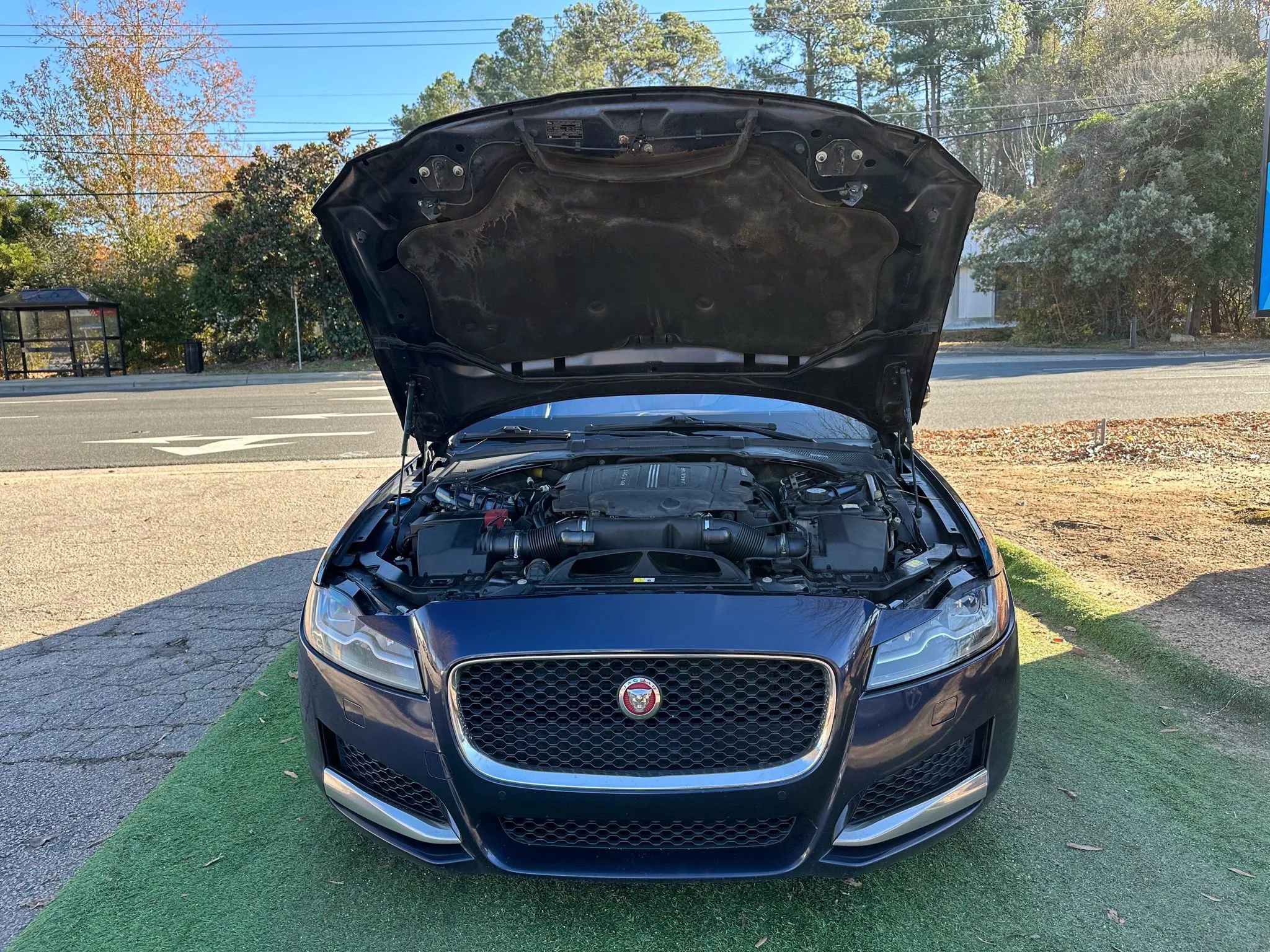 Used 2017 Jaguar XF Premium image 9