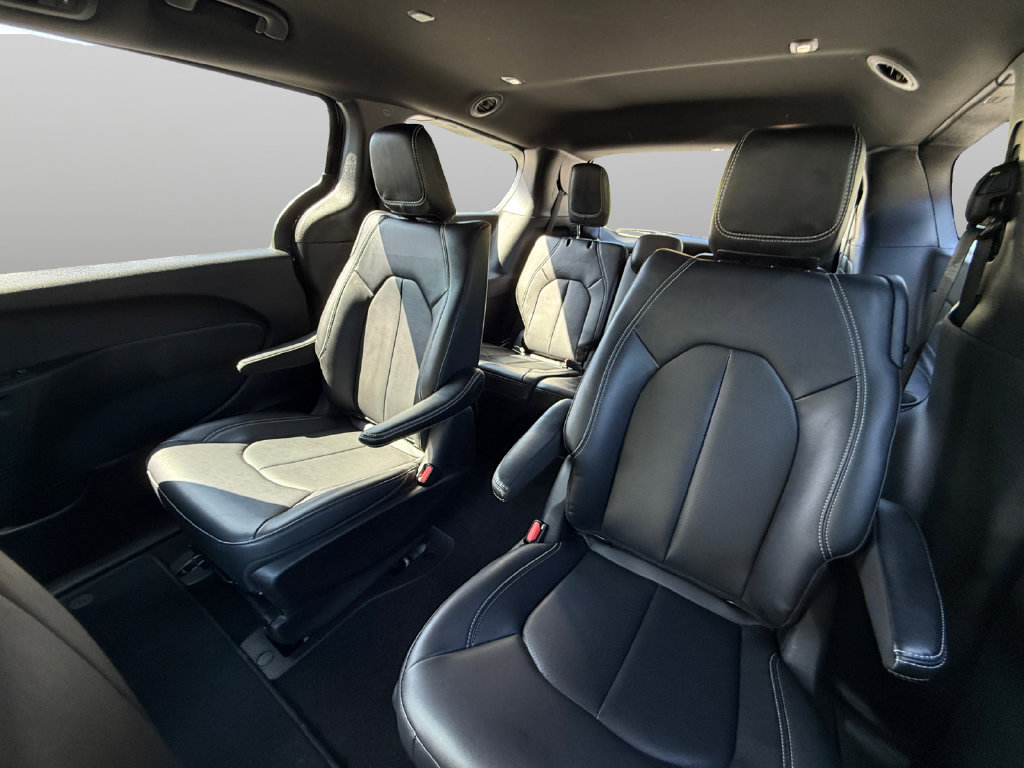 Used 2025 Chrysler Pacifica Select FWD image 13