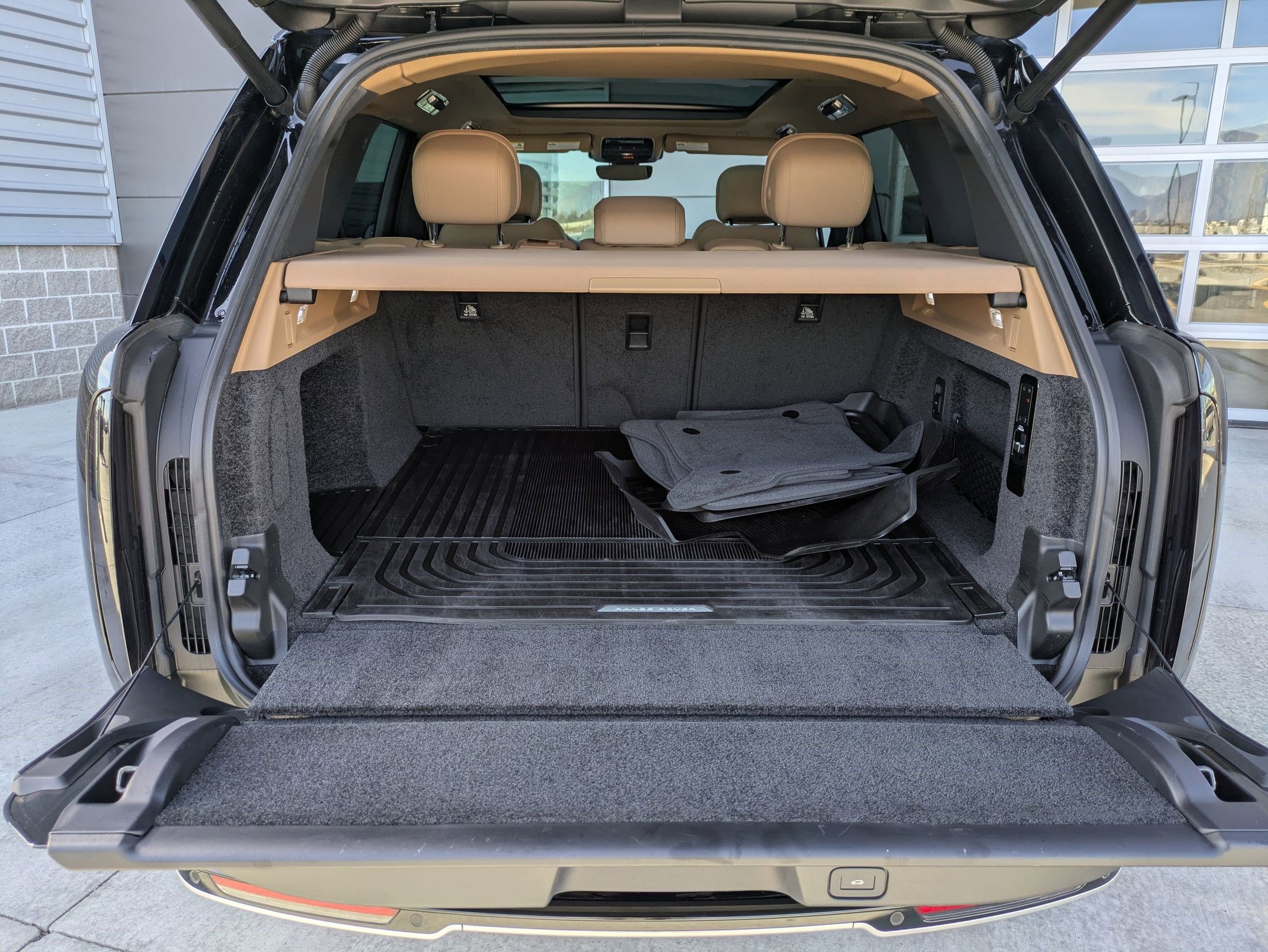 Certified 2025 Land Rover Range Rover SE image 27