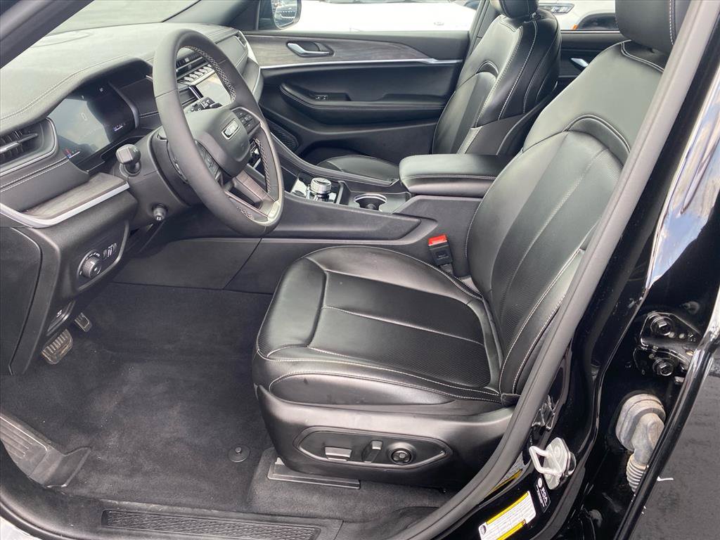 Used 2025 Jeep Grand Cherokee L Limited w/ Luxury Tech Group II AWD/4WD image 9