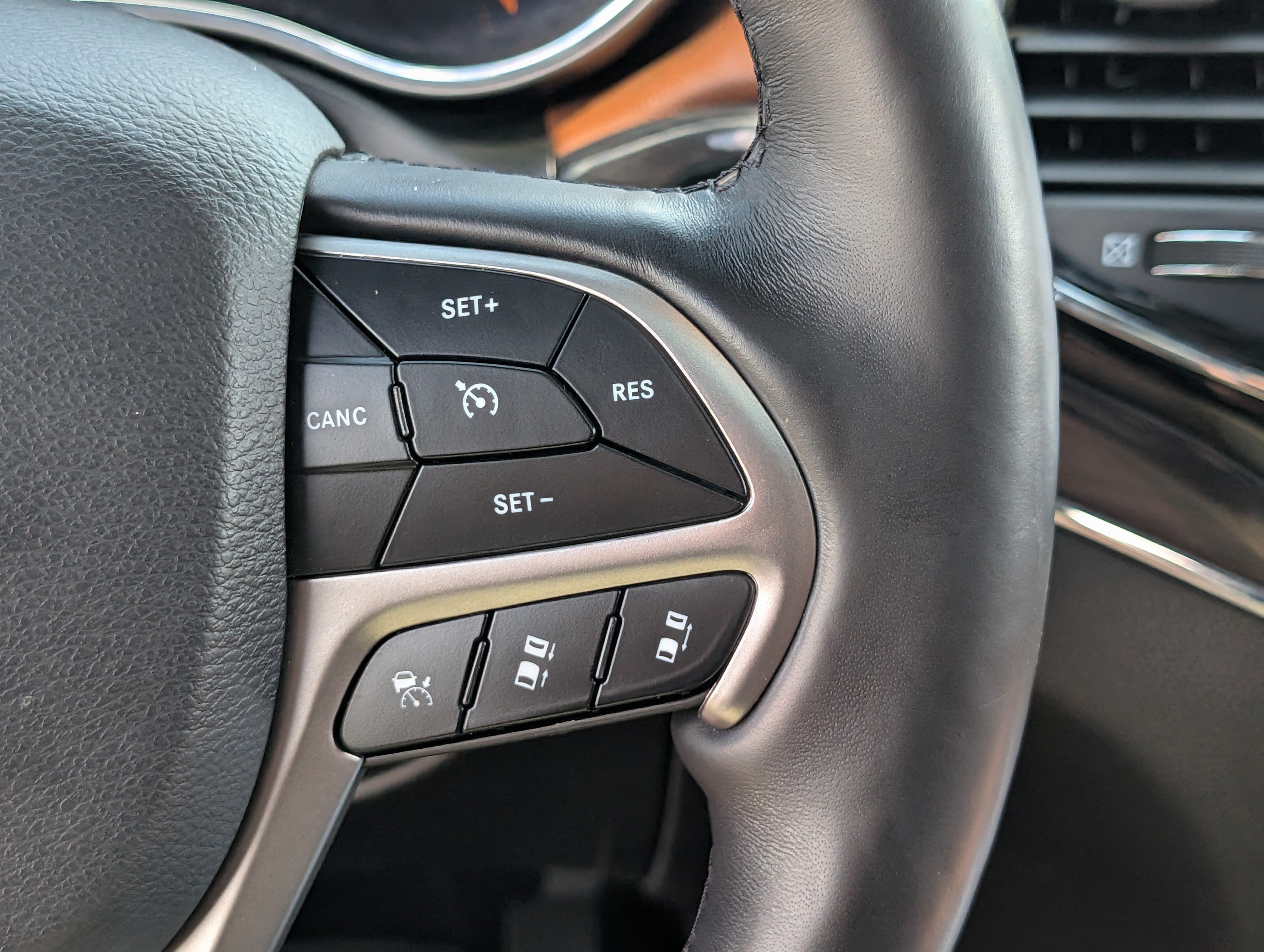 Used 2020 Jeep Grand Cherokee Overland AWD/4WD image 26