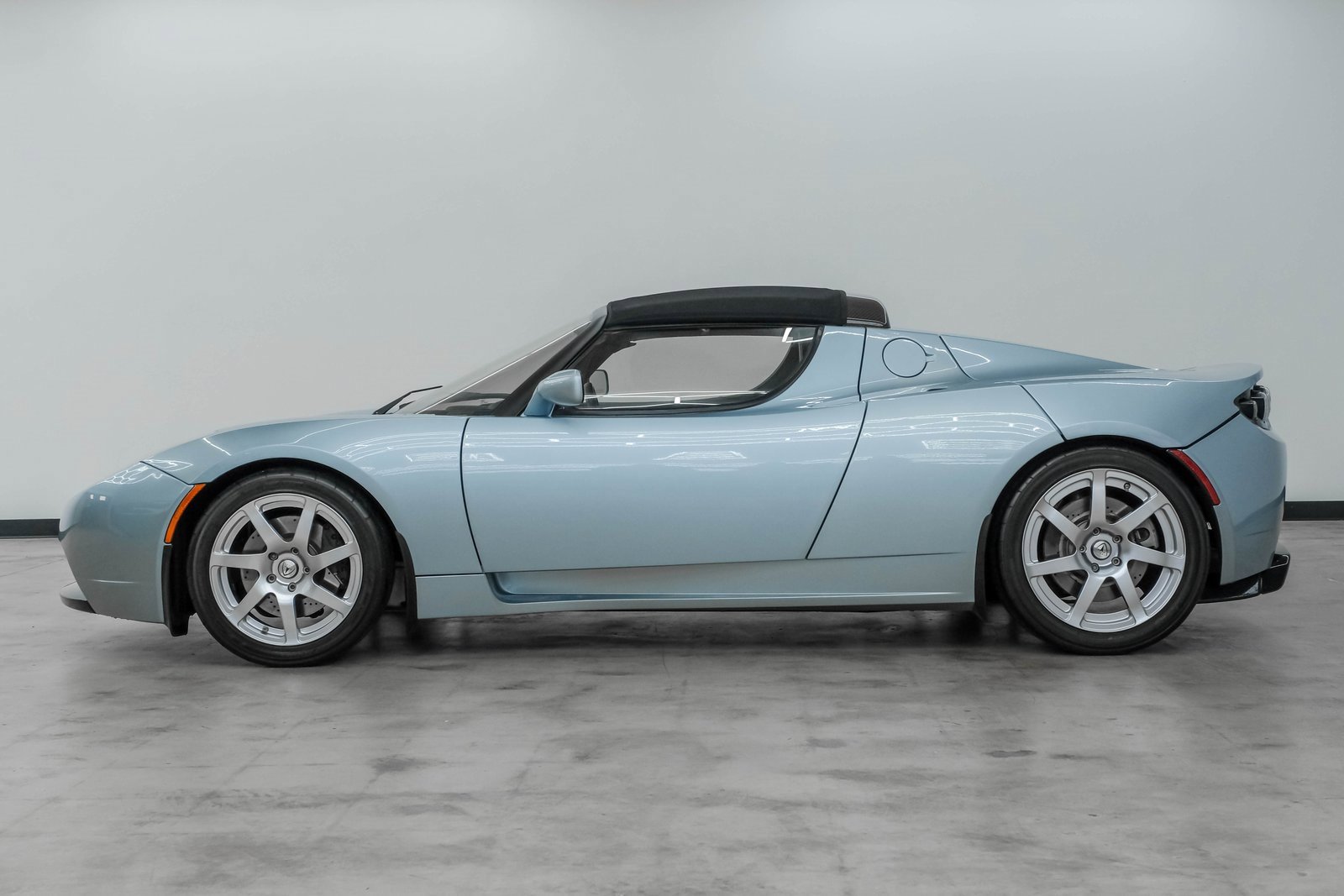 Used 2010 Tesla Roadster image 8
