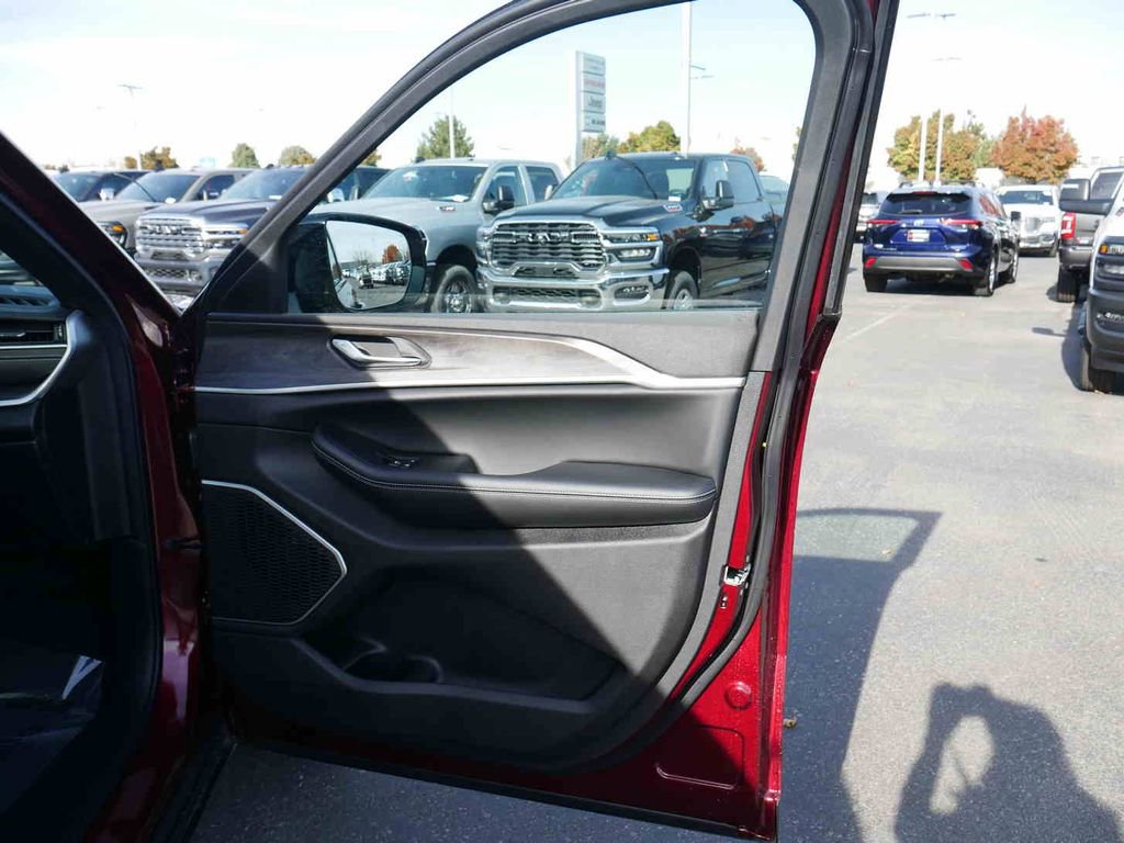 New 2025 Jeep Grand Cherokee Limited w/ Luxury Tech Group II image 23