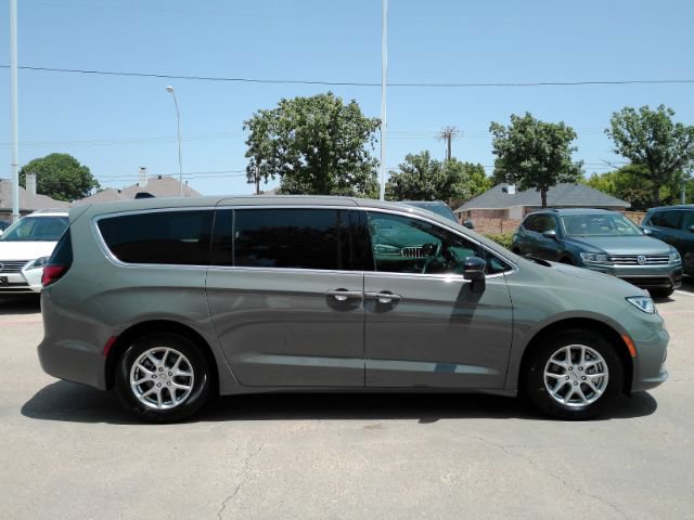Used 2025 Chrysler Pacifica Select FWD image 5