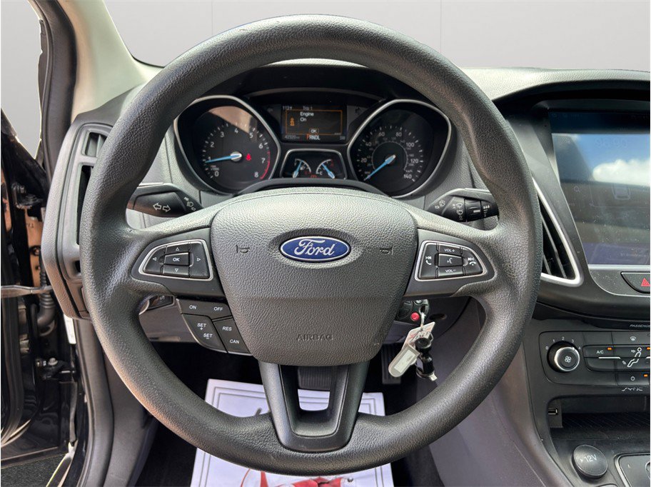 Used 2018 Ford Focus SE w/ SE Appearance Package FWD image 17
