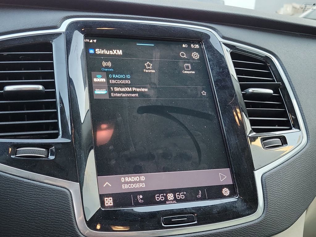 Used 2023 Volvo XC90 B6 Plus image 12