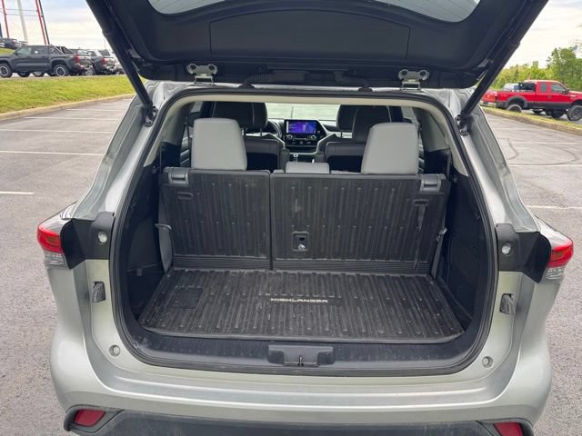 Used 2023 Toyota Highlander XLE AWD/4WD image 9
